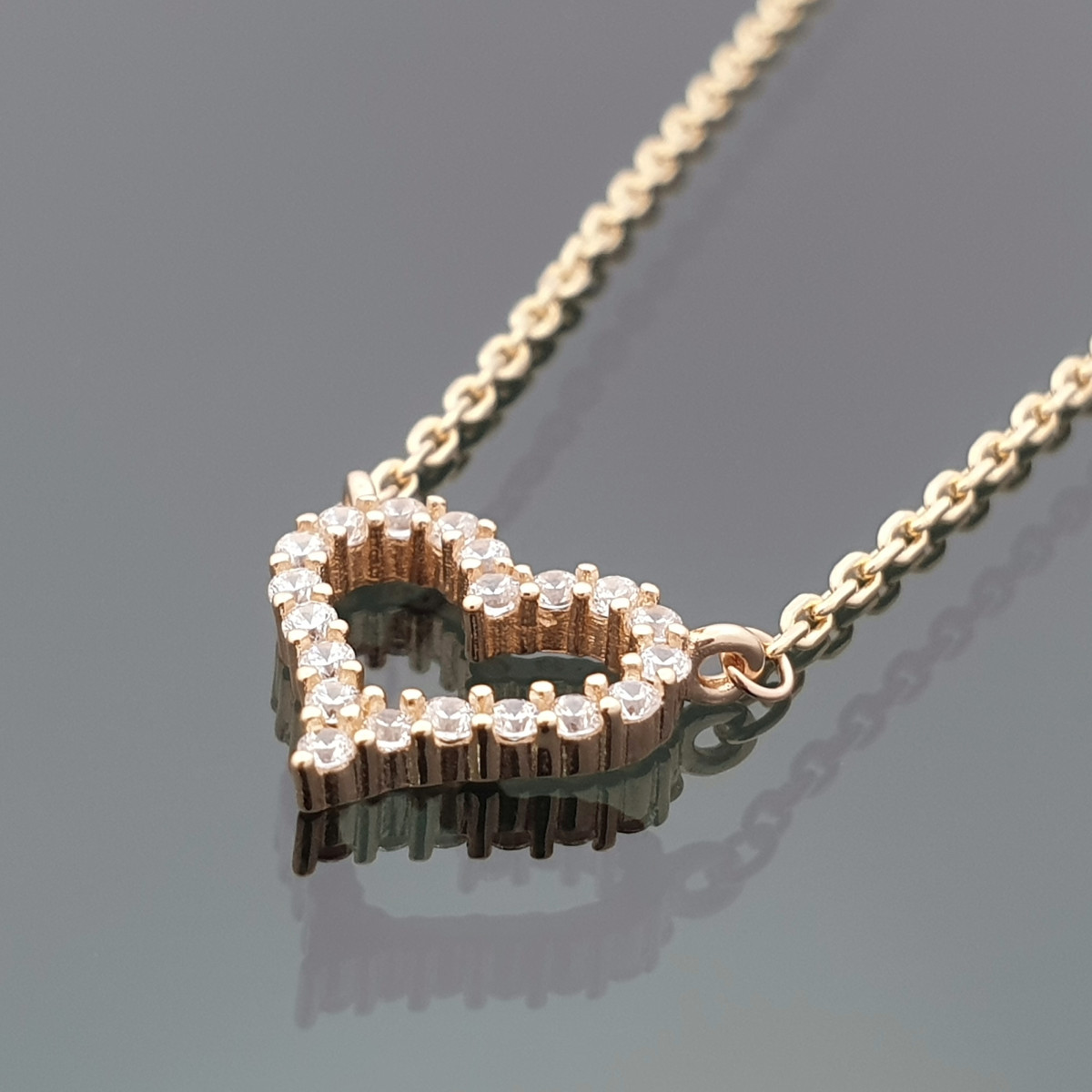 Gold chain with heart pendant (1622) 1