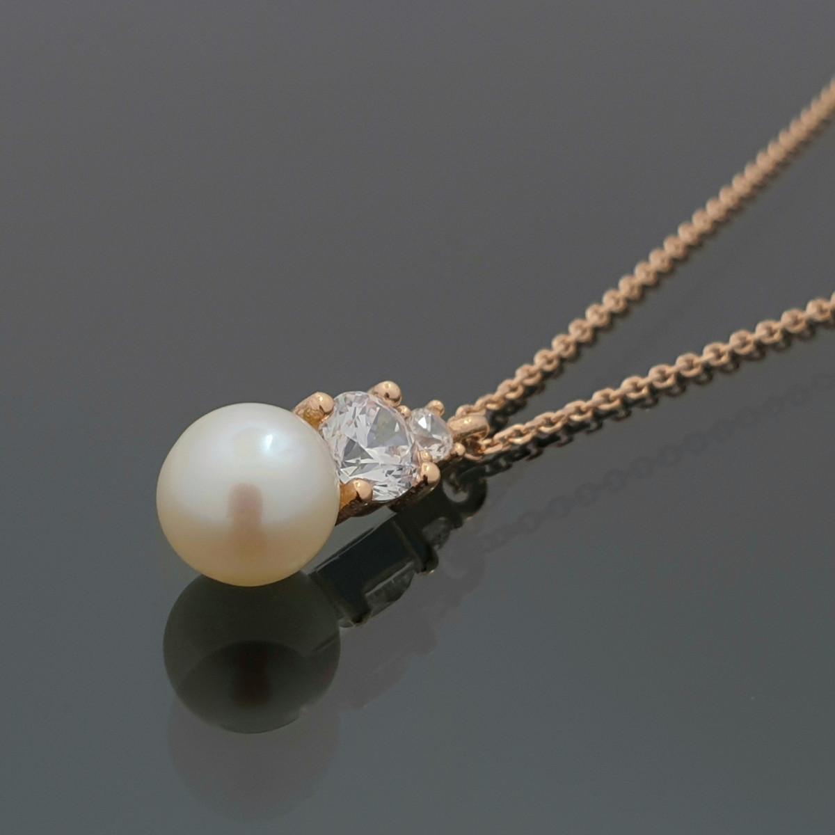 Gold chain with pearl and eyelet (1625) 1