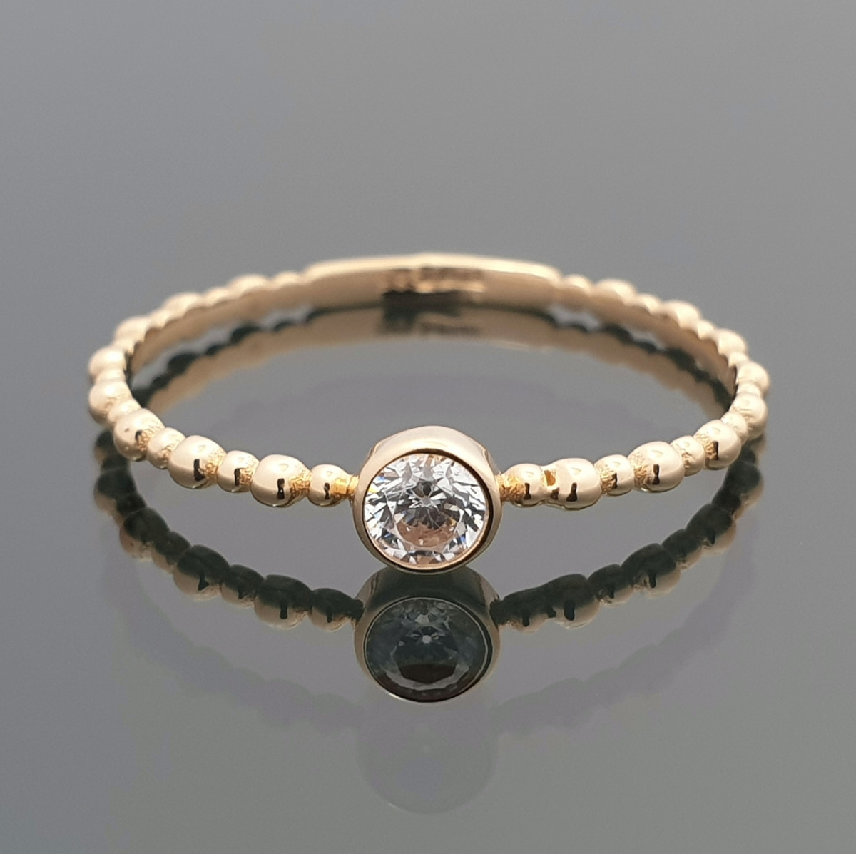 Minimālistisks zelta gredzens ar cilpiņu (1993), Ar acīm, Zelta standarts: 585, Produkta foto svars: 0.69 g, Dārgakmeņi: Cirkons - Rotājumlietas internetā