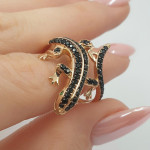 Zelta gredzens ar cilpiņām "Ķirzaka" (1994), Ar acīm, Zelta standarts: 585, Produkta foto svars: 3.70 g, Dārgakmeņi: Cirkons - Pielāgotas rotājumlietas