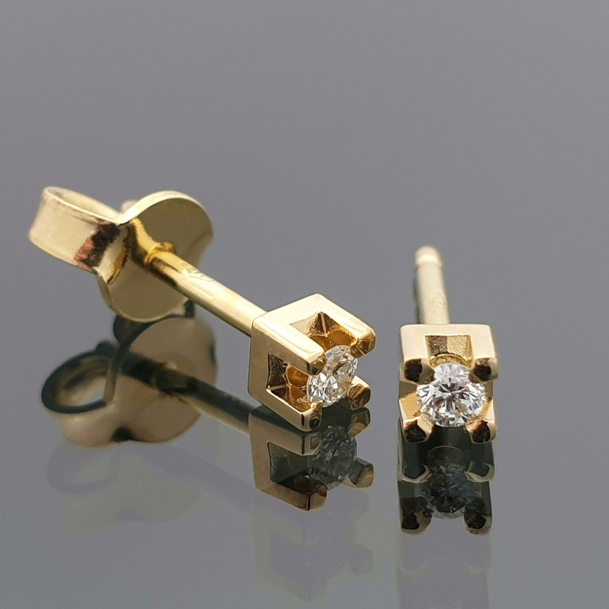 Minimalist yellow gold earrings with diamonds (577), Earrings - twists, Gold type: 750, Item in the photo weight: 1.24 g, Gemstone: Brilliant, Gemstone ct.: 0.07 ct, Gemstone ct.: 0.01-0.09 ct - Jewelry online