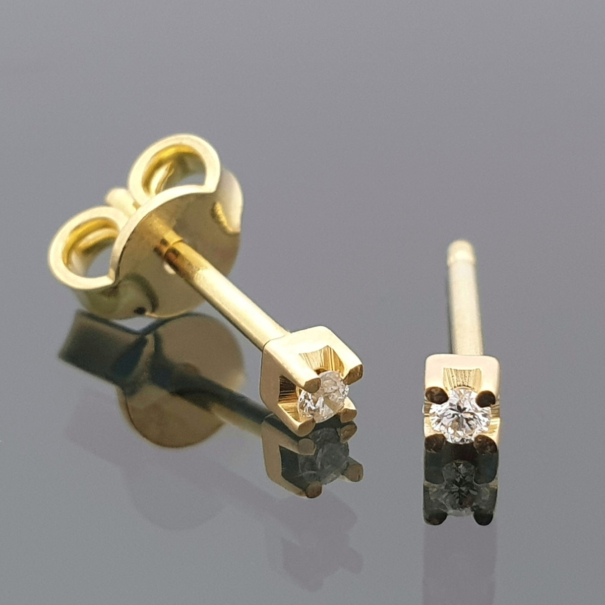 Minimālisma stila dzeltenā zelta auskari ar dimantiem (582), Auskari - twists, Zelta standarts: 750, Produkta foto svars: 1.10 g, Dārgakmeņi: Izcili, Dārgakmens svars ct.: 0.01-0.09 ct, Dārgakmens svars: 0.04 ct - Rotājumlietas internetā