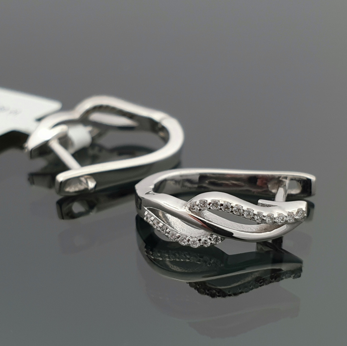 Baltā zelta auskari ar dimantiem un angļu aizdari (515), Auskari ar angļu aizdari, Zelta standarts: 585, Produkta foto svars: 1.85 g, Dārgakmeņi: Izcili, Dārgakmens svars: 0.09 ct, Dārgakmens svars ct.: 0.01-0.09 ct - Rotājumlietas internetā