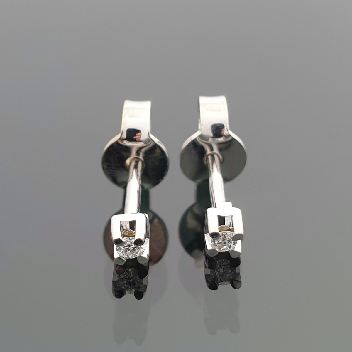 Minimālisma baltā zelta auskari ar dimantiem (536), Auskari - twists, Zelta standarts: 750, Produkta foto svars: 1.04 g, Dārgakmeņi: Izcili, Dārgakmens svars: 0.03 ct, Dārgakmens svars ct.: 0.01-0.09 ct - Rotājumlietas internetā