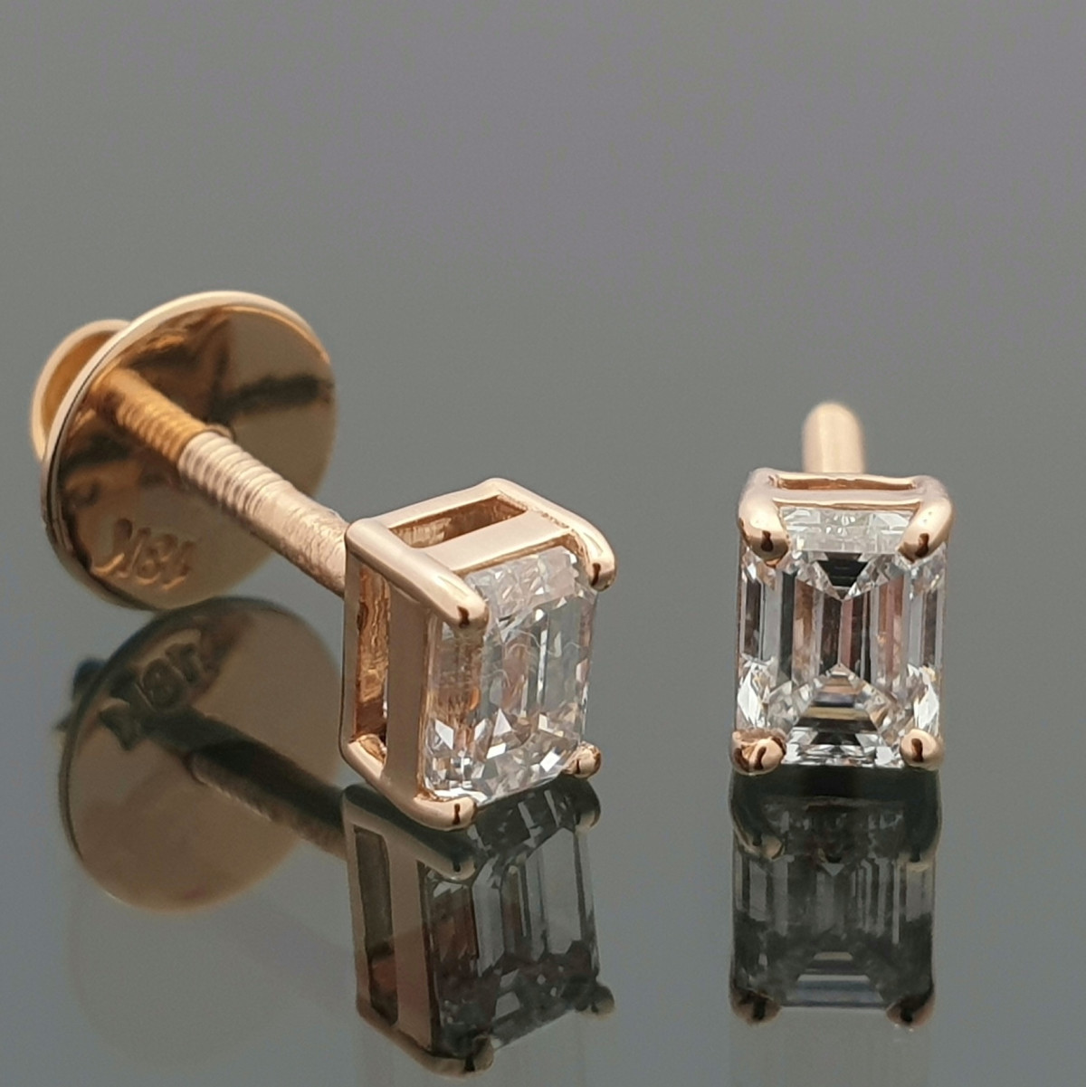 Rozā zelta auskari ar smaragda griezuma dimantiem (547), Auskari - twists, Zelta standarts: 585, Produkta foto svars: 1.17 g, Dārgakmeņi: Izcili, Dārgakmens svars ct.: 0.30-0.69 ct, Dārgakmens svars: 0.61 ct - Rotājumlietas internetā