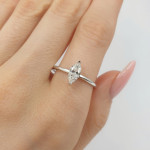 Saderināšanās gredzens ar laboratorijā audzētu dimantu (47), LAB AUDZĒTI ziedi, Zelta standarts: 585, Produkta foto svars: 1.91 g, Dārgakmeņi: Lab Grown diamond, Dārgakmens svars ct.: 0.30-0.69 ct, Dārgakmens svars: 0.60 ct - Pielāgotas rotājumlietas