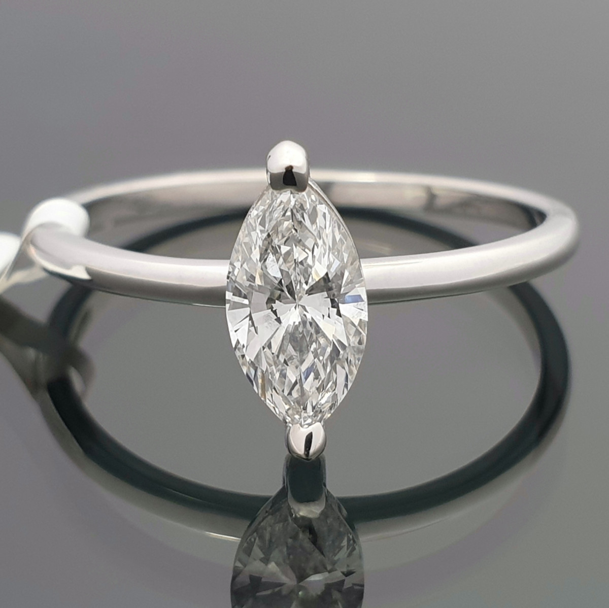 Klasisks baltā zelta gredzens ar laboratorijā audzētu dimantu (48), LAB AUDZĒTI ziedi, Zelta standarts: 585, Produkta foto svars: 1.99 g, Dārgakmeņi: Lab Grown diamond, Dārgakmens svars ct.: 0.70-1.50 ct, Dārgakmens svars: 0.75 ct - Rotājumlietas internetā