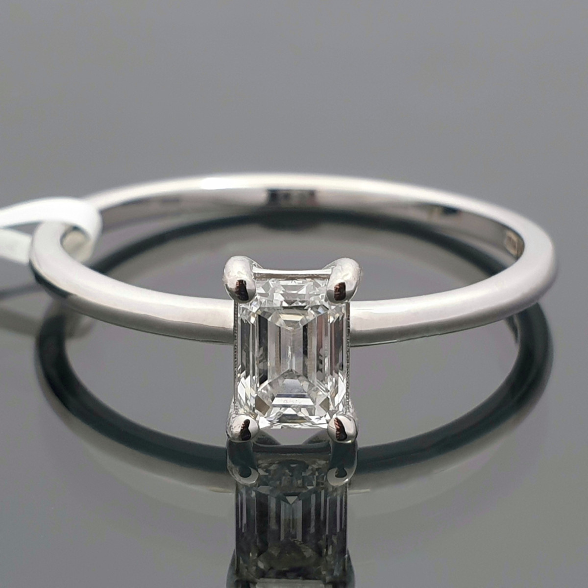 Baltā zelta gredzens ar laboratorijā audzētu "Smaragda" dimantu (49), LAB AUDZĒTI ziedi, Zelta standarts: 585, Produkta foto svars: 1.96 g, Dārgakmeņi: Lab Grown diamond, Dārgakmens svars: 0.40 ct, Dārgakmens svars ct.: 0.30-0.69 ct - Rotājumlietas internetā