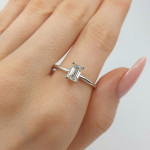 Baltā zelta gredzens ar laboratorijā audzētu "Smaragda" dimantu (50), LAB AUDZĒTI ziedi, Zelta standarts: 585, Produkta foto svars: 2.01 g, Dārgakmeņi: Lab Grown diamond, Dārgakmens svars ct.: 0.30-0.69 ct, Dārgakmens svars: 0.55 ct - Pielāgotas rotājumlietas