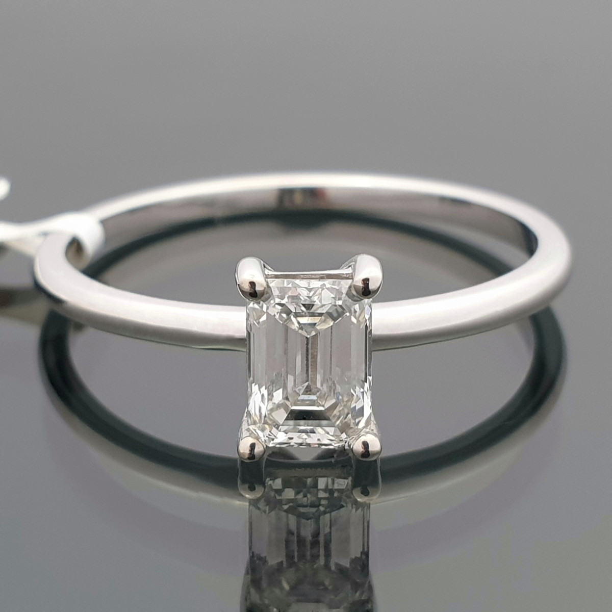 Baltā zelta gredzens ar laboratorijā audzētu "Smaragda" dimantu (50), LAB AUDZĒTI ziedi, Zelta standarts: 585, Produkta foto svars: 2.01 g, Dārgakmeņi: Lab Grown diamond, Dārgakmens svars ct.: 0.30-0.69 ct, Dārgakmens svars: 0.55 ct - Rotājumlietas internetā