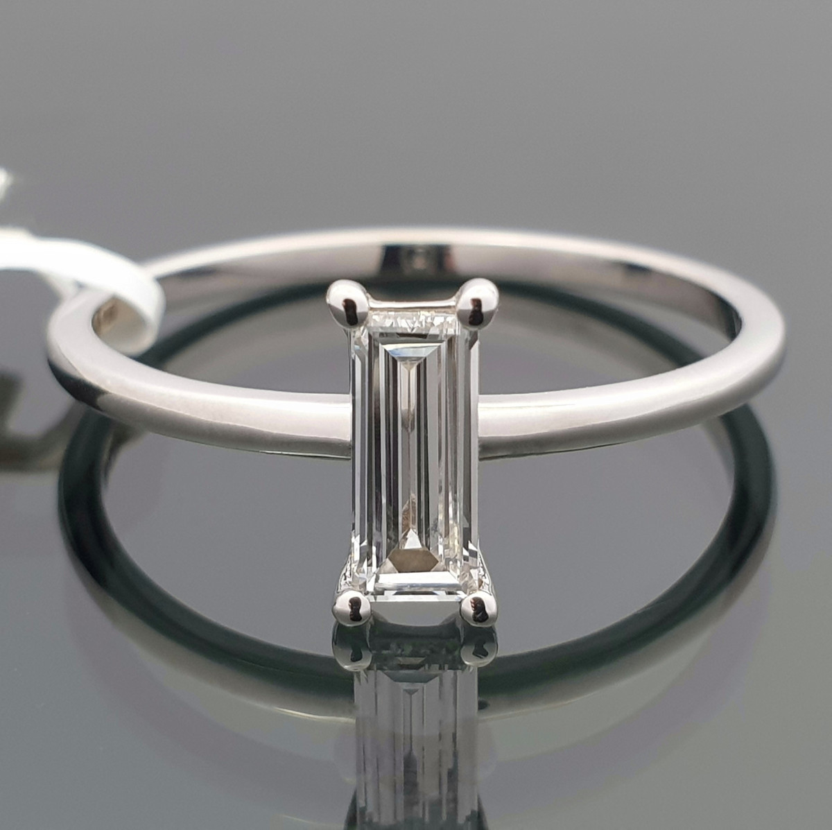 Baltā zelta gredzens ar laboratorijā audzētu "Smaragda" dimantu (51), LAB AUDZĒTI ziedi, Zelta standarts: 585, Produkta foto svars: 1.92 g, Dārgakmeņi: Lab Grown diamond, Dārgakmens svars ct.: 0.30-0.69 ct, Dārgakmens svars: 0.40 ct - Rotājumlietas internetā