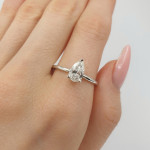 Baltā zelta gredzens ar laboratorijā audzētu dimantu (54), LAB AUDZĒTI ziedi, Zelta standarts: 585, Produkta foto svars: 2.02 g, Dārgakmeņi: Lab Grown diamond, Dārgakmens svars: 0.85 ct, Dārgakmens svars ct.: 0.70-1.50 ct - Pielāgotas rotājumlietas