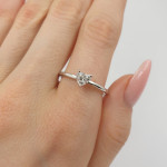 Klasisks saderināšanās gredzens ar laboratorijā audzētu dimantu (58), LAB AUDZĒTI ziedi, Zelta standarts: 585, Produkta foto svars: 1.87 g, Dārgakmeņi: Lab Grown diamond, Dārgakmens svars ct.: 0.30-0.69 ct, Dārgakmens svars: 0.40 ct - Pielāgotas rotājumlietas