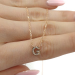 Rozā zelta ķēdīte ar kulonu "G" (1716), Vēstules, Zelta standarts: 585, Produkta foto svars: 1.65 g, Dārgakmeņi: Cirkonis - Pielāgotas rotājumlietas