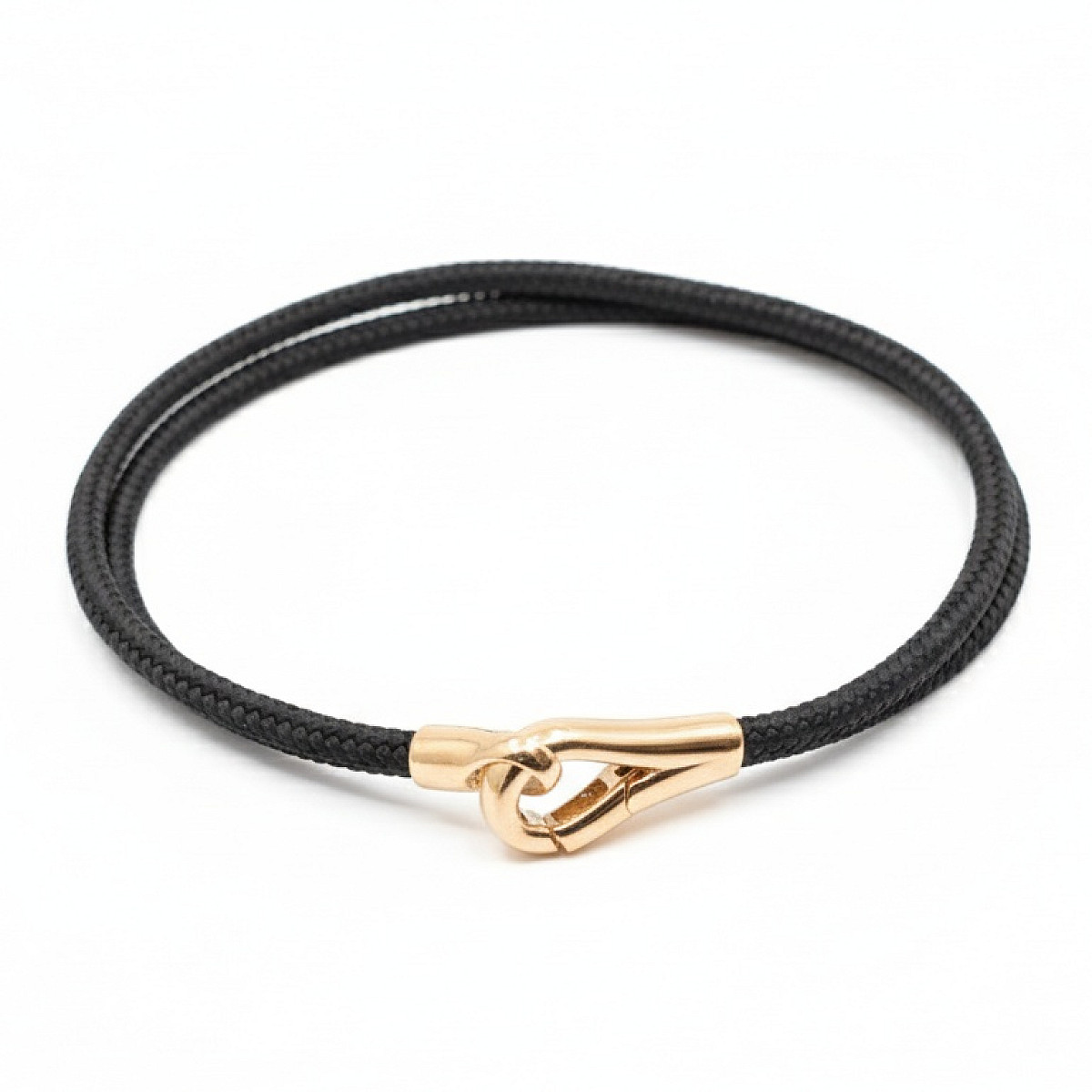 Melna rokassprādze ar zelta aizdari (722), Piedāvā aproces, Zelta standarts: 585, Produkta foto svars: 3.54 g / 3.82 g
 - Rotājumlietas internetā