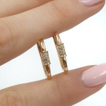 Sarkanā zelta auskari ar cilpiņām (1975), Piekaramie auskari, Zelta standarts: 585, Produkta foto svars: 2.40 g, Dārgakmeņi: Cirkonis - Personalizētas rotājumlietas