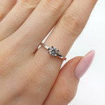 Baltā zelta saderināšanās gredzens ar cirkonija aci (2105), Ar acīm, Zelta standarts: 585, Produkta foto svars: 1.84 g, Dārgakmeņi: Cirkons - Pielāgotas rotājumlietas