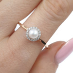 Sarkanā zelta gredzens ar pērli (2151), Ar pērlēm, Zelta standarts: 585, Produkta foto svars: 2.14 g, Dārgakmeņi: Cirkonis - Pielāgotas rotājumlietas