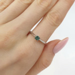 Baltā zelta gredzens ar smaragdu (1110), Sieviešu gredzeni, Zelta standarts: 585, Produkta foto svars: 1.72 g, Dārgakmeņi: Smaragds, Dārgakmens svars ct.: 0.10-0.19 ct, Dārgakmens svars: 0.15 ct - Pielāgotas rotājumlietas