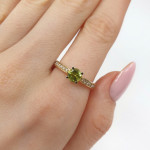 Zelta gredzens ar briljantiem (415), Sieviešu gredzeni, Zelta standarts: 585, Produkta foto svars: 2.93 g, Dārgakmeņi: Chrizolitas , Dārgakmens svars: 0.57 ct, Dārgakmens svars ct.: 0.30-0.69 ct, Papildu dārgakmeņu svars: 0.21 ct - Pielāgotas rotājumlietas