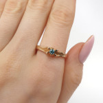 Zelta gredzens ar zilu dimantu (548), Sieviešu gredzeni, Zelta standarts: 585, Produkta foto svars: 3.43 g, Dārgakmeņi: Dimants, Dārgakmens svars: 0.098 ct, Dārgakmens svars ct.: 0.01-0.09 ct - Pielāgotas rotājumlietas