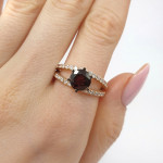 Grezns zelta gredzens ar granātu (614), Sieviešu gredzeni, Zelta standarts: 585, Produkta foto svars: 6.14 g, Dārgakmeņi: Granātābols, Dārgakmens svars: 1,20 ct, Dārgakmens svars ct.: 0.70-1.50 ct - Pielāgotas rotājumlietas