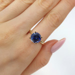 Zelta gredzens ar lielu zilu safīru (z736), Sieviešu gredzeni, Zelta standarts: 585, Produkta foto svars: 3.33 g, Dārgakmeņi: Sintētiskais safīrs, Dārgakmens svars: 1,67 ct, Dārgakmens svars ct.: 1.51-2.00 ct - Pielāgotas rotājumlietas
