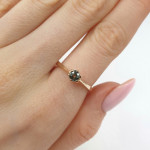 Sarkanā zelta gredzens ar zilu safīra akmeni "Beinora", Sieviešu gredzeni, Dārgakmens svars ct.: 0.30-0.69 ct, Zelta standarts: 585, Produkta foto svars: 2.08 g, Dārgakmeņi: Safīrs, Dārgakmens svars: 0.34 ct - Pielāgotas rotājumlietas