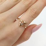 Zelta gredzens ar dimantu (855), Sieviešu gredzeni, Dārgakmens svars ct.: 0.01-0.09 ct, Zelta standarts: 585, Produkta foto svars: 1.33 g, Dārgakmeņi: Izcili, Dārgakmens svars: 0.03 ct - Pielāgotas rotājumlietas