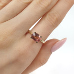 Zelta gredzens ar turmalīna rubelītu (903), Sieviešu gredzeni, Zelta standarts: 585, Produkta foto svars: 2.88 g, Dārgakmeņi: Turmalīns rubelīts, Dārgakmens svars ct.: 1.51-2.00 ct, Dārgakmens svars: 1.85 ct - Pielāgotas rotājumlietas