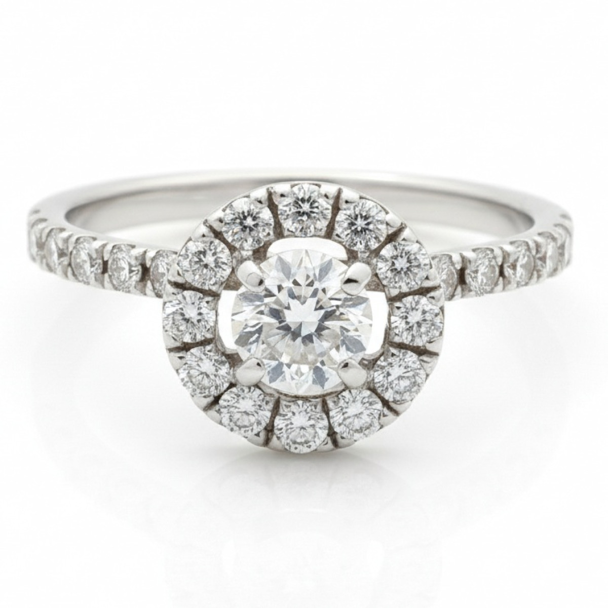 Baltā zelta oreola saderināšanās gredzens ar dimantiem (2584), Halo, Zelta standarts: 585, Produkta foto svars: 2.27 g, Dārgakmeņi: Izcili, Dārgakmens svars: 0.40 ct, Dārgakmens svars ct.: 0.30-0.69 ct, Papildu dārgakmeņu svars: 0.44 ct - Rotājumlietas internetā