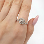 Baltā zelta oreola saderināšanās gredzens ar dimantiem (2584), Halo, Zelta standarts: 585, Produkta foto svars: 2.27 g, Dārgakmeņi: Izcili, Dārgakmens svars: 0.40 ct, Dārgakmens svars ct.: 0.30-0.69 ct, Papildu dārgakmeņu svars: 0.44 ct - Pielāgotas rotājumlietas