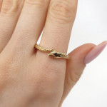 Dzeltenā zelta gredzens ar dimantiem "Čūska" (2646), Sieviešu gredzeni, Zelta standarts: 585, Produkta foto svars: 4.11 g, Dārgakmeņi: Izcili, Dārgakmens svars: 0.04 ct, Dārgakmens svars ct.: 0.01-0.09 ct - Pielāgotas rotājumlietas