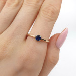 Rozā zelta gredzens ar zilu safīru (2716), Sieviešu gredzeni, Zelta standarts: 585, Produkta foto svars: 1.70 g, Dārgakmeņi: Safīrs, Dārgakmens svars ct.: 0.30-0.69 ct, Dārgakmens svars: 0.37 ct - Pielāgotas rotājumlietas