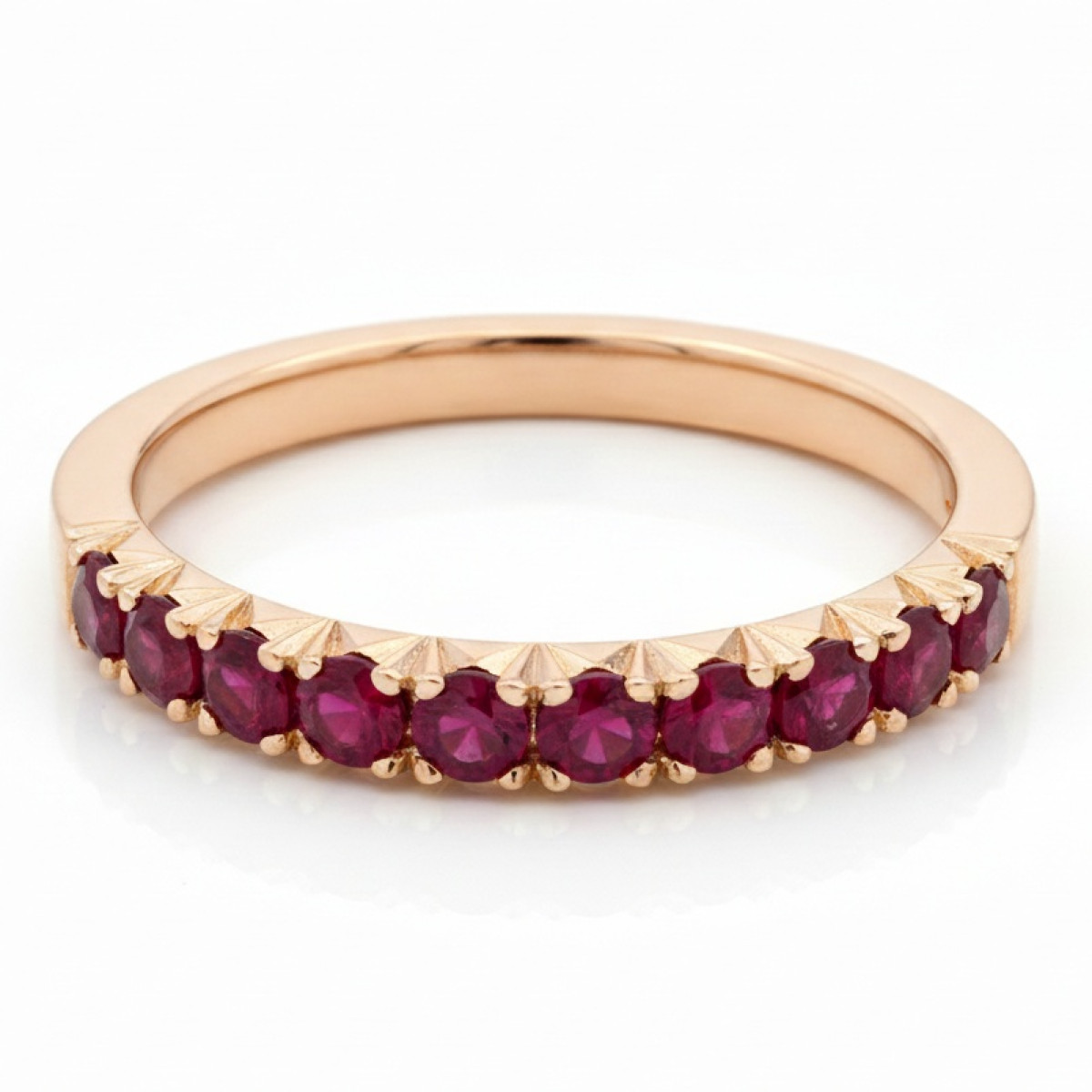 Rozā zelta gredzens ar rubīna joslu "Zivsastes" inkrustāciju (2790), Sieviešu gredzeni, Zelta standarts: 585, Produkta foto svars: 4.37  g, Dārgakmeņi: Rubīns, Dārgakmens svars ct.: 0.70-1.50 ct, Dārgakmens svars: 0.80 ct, Linuma acu skaits: 10 vnt. - Rotājumlietas internetā