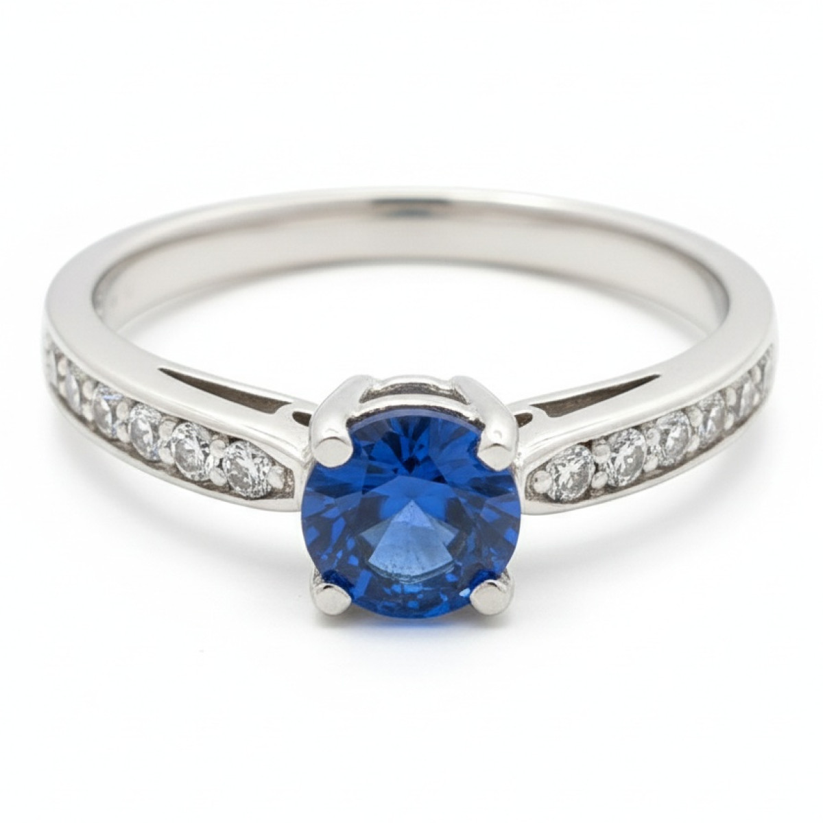 Baltā zelta gredzens ar sintētisko safīru un cirkoniju (2863), Ar acīm, Zelta standarts: 585, Produkta foto svars: 2.89 g, Dārgakmeņi: Sintetinis safyras, Dārgakmens svars: 0.60 ct, Dārgakmens svars ct.: 0.30-0.69 ct - Rotājumlietas internetā