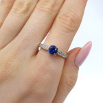 Baltā zelta gredzens ar sintētisko safīru un cirkoniju (2863), Ar acīm, Zelta standarts: 585, Produkta foto svars: 2.89 g, Dārgakmeņi: Sintetinis safyras, Dārgakmens svars: 0.60 ct, Dārgakmens svars ct.: 0.30-0.69 ct - Pielāgotas rotājumlietas