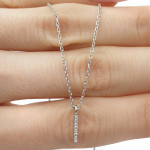 Baltā zelta ķēdīte ar garu dimanta kulonu (471), Burti, Zelta standarts: 585, Produkta foto svars: 1.56 g, Dārgakmeņi: Izcili, Dārgakmens svars ct.: 0.01-0.09 ct, Dārgakmens svars: 0.02 ct - Pielāgotas rotājumlietas