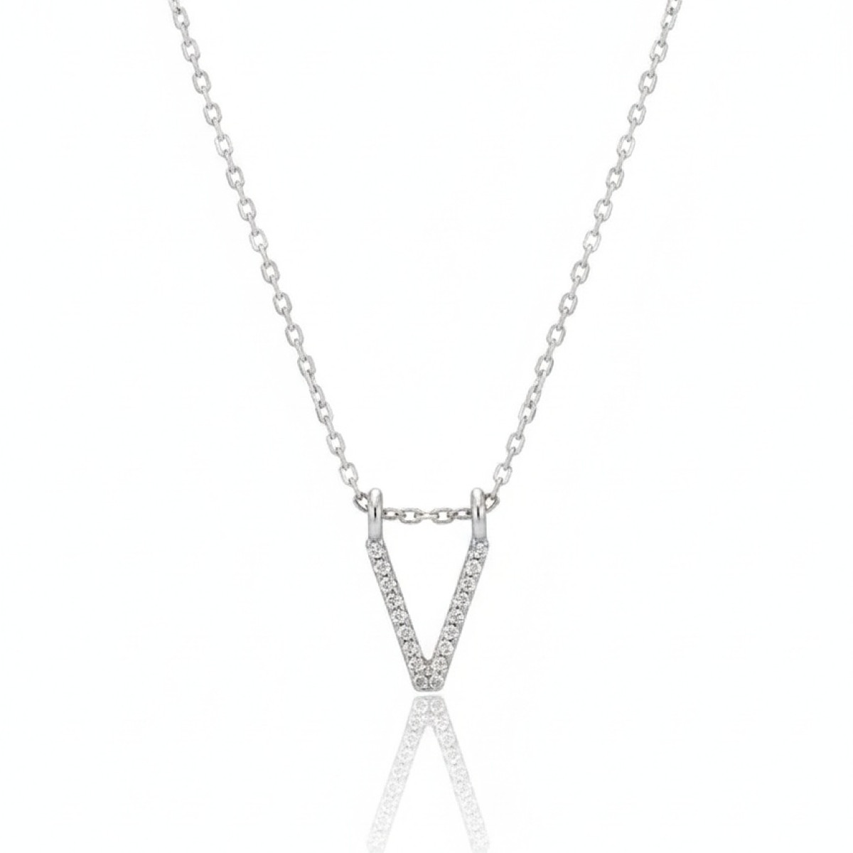 Baltā zelta ķēdīte ar "V" formas dimanta kulonu (472), Burti, Zelta standarts: 585, Produkta foto svars: 1.83 g, Dārgakmeņi: Izcili, Dārgakmens svars: 0.06 ct, Dārgakmens svars ct.: 0.01-0.09 ct - Rotājumlietas internetā