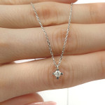 Baltā zelta ķēdīte ar dimanta kulonu (453), Akutes, Zelta standarts: 585, Produkta foto svars: 1.54 g, Dārgakmeņi: Izcili, Dārgakmens svars: 0.08 ct, Dārgakmens svars ct.: 0.01-0.09 ct - Pielāgotas rotājumlietas