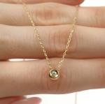 Dzeltenā zelta ķēdīte ar dimanta kulonu (457), Akutes, Zelta standarts: 750 / 585, Produkta foto svars: 1.60 g, Dārgakmeņi: Izcili, Dārgakmens svars: 0.03 ct, Dārgakmens svars ct.: 0.01-0.09 ct - Pielāgotas rotājumlietas