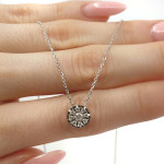 Baltā zelta Halo kulons ar dimantiem un ķēdīti (468), Halo, Zelta standarts: 585 / 750, Produkta foto svars: 2.52 g, Dārgakmeņi: Izcili, Dārgakmens svars ct.: 0.10-0.19 ct, Dārgakmens svars: 0.06 ct, Papildu dārgakmeņu svars: 0.08 ct - Pielāgotas rotājumlietas