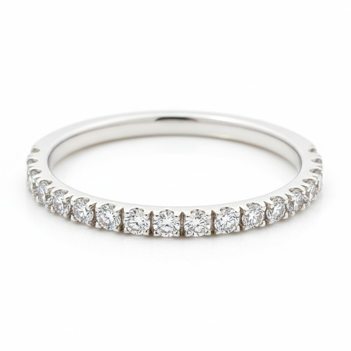 Baltā zelta dimanta gredzens (3011), Dimantu lentes, Zelta standarts: 585, Produkta foto svars: 1.59 g, Dārgakmeņi: Izcili, Dārgakmens svars ct.: 0.20-0.29 ct, Dārgakmens svars: 0.25 ct, Linuma acu skaits: 16 vnt. - Rotājumlietas internetā