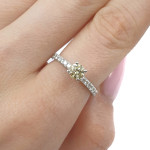 Baltā zelta saderināšanās gredzens ar izsmalcinātu dimantu (3020), Mūsdienīgi saderināšanās gredzeni, Zelta standarts: 585, Produkta foto svars: 2.19 g, Dārgakmeņi: Izcili, Dārgakmens svars ct.: 0.30-0.69 ct, Dārgakmens svars: 0.33 ct, Papildu dārgakmeņu svars: 0.25 ct - Pielāgotas rotājumlietas