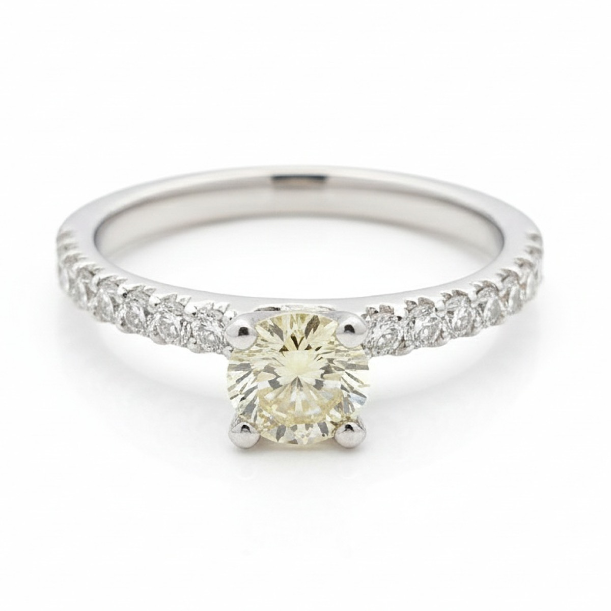 Baltā zelta saderināšanās gredzens ar izsmalcinātu dimantu (3020), Mūsdienīgi saderināšanās gredzeni, Zelta standarts: 585, Produkta foto svars: 2.19 g, Dārgakmeņi: Izcili, Dārgakmens svars ct.: 0.30-0.69 ct, Dārgakmens svars: 0.33 ct, Papildu dārgakmeņu svars: 0.25 ct - Rotājumlietas internetā