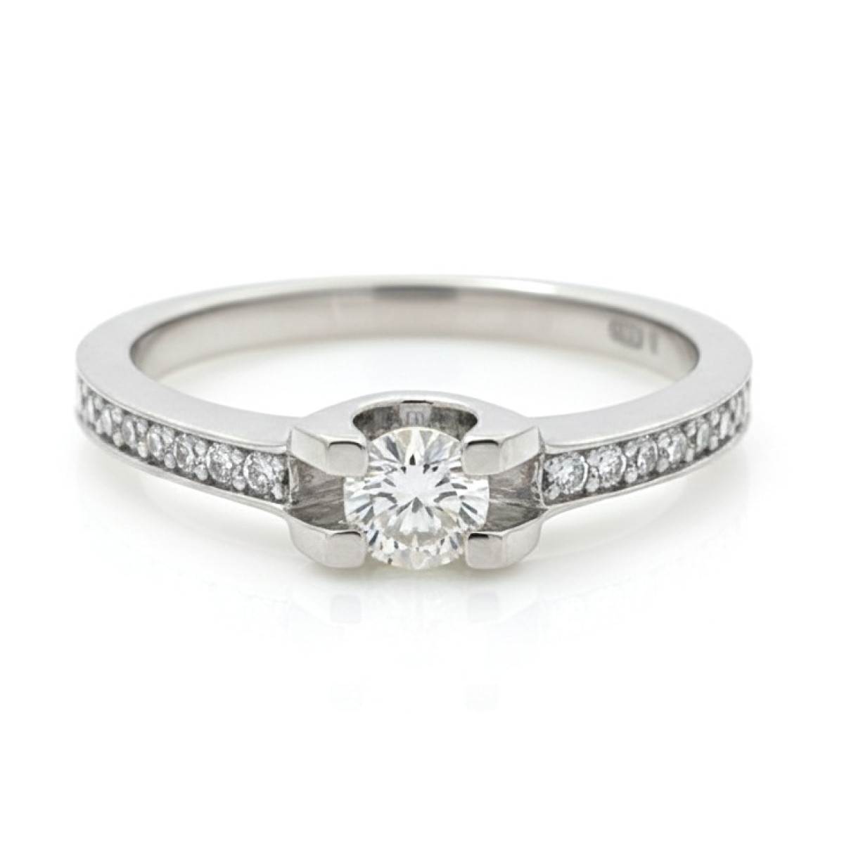 Baltā zelta saderināšanās gredzens ar dimantiem (3025), Mūsdienīgi saderināšanās gredzeni, Zelta standarts: 585, Produkta foto svars: 2.93 g, Dārgakmeņi: Izcili, Dārgakmens svars ct.: 0.30-0.69 ct, Dārgakmens svars: 0.16 ct, Papildu dārgakmeņu svars: 0.15 ct - Rotājumlietas internetā