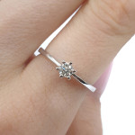 Klasisks baltā zelta saderināšanās gredzens ar dimantu (3027), Klasiskie saderināšanās gredzeni, Zelta standarts: 585, Produkta foto svars: 1.86 g, Dārgakmeņi: Izcili, Dārgakmens svars ct.: 0.10-0.19 ct, Dārgakmens svars: 0.14 ct - Pielāgotas rotājumlietas