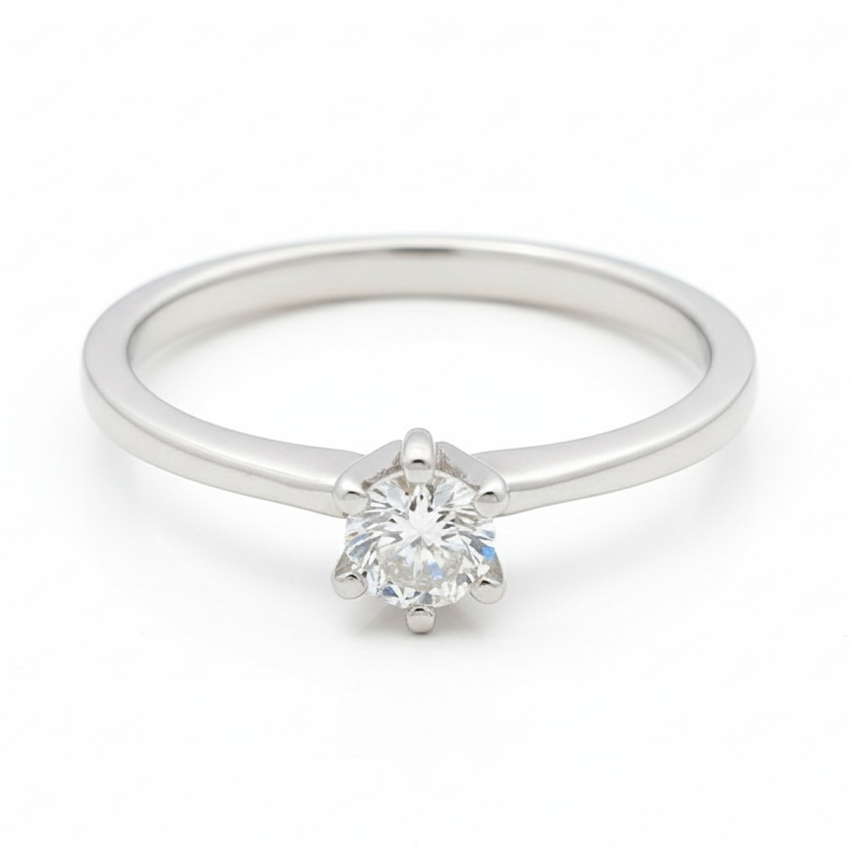 Klasisks baltā zelta saderināšanās gredzens ar dimantu (3027), Klasiskie saderināšanās gredzeni, Zelta standarts: 585, Produkta foto svars: 1.86 g, Dārgakmeņi: Izcili, Dārgakmens svars ct.: 0.10-0.19 ct, Dārgakmens svars: 0.14 ct - Rotājumlietas internetā