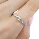 Baltā zelta saderināšanās gredzens ar dimantiem (3033), Mūsdienīgi saderināšanās gredzeni, Zelta standarts: 585, Produkta foto svars: 2.64 g, Dārgakmeņi: Izcili, Dārgakmens svars ct.: 0.30-0.69 ct, Dārgakmens svars: 0.14 ct, Papildu dārgakmeņu svars: 0.27 ct - Pielāgotas rotājumlietas