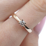 Klasisks rozā zelta saderināšanās gredzens ar dimantu (3030), Klasiskie saderināšanās gredzeni, Zelta standarts: 585, Produkta foto svars: 3.16 g, Dārgakmeņi: Izcili, Dārgakmens svars ct.: 0.10-0.19 ct, Dārgakmens svars: 0.12 ct - Pielāgotas rotājumlietas